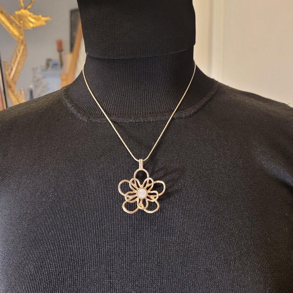 🌹NIB🌹Aurastella Solid Sterling Silver Flower Necklace with Moonstone